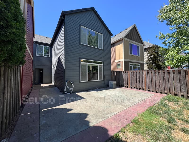 Hillsboro House: 948 SE Elina Ave