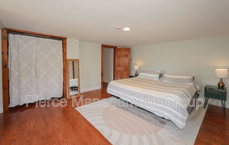 Henniker House: 32 Morse Circle
