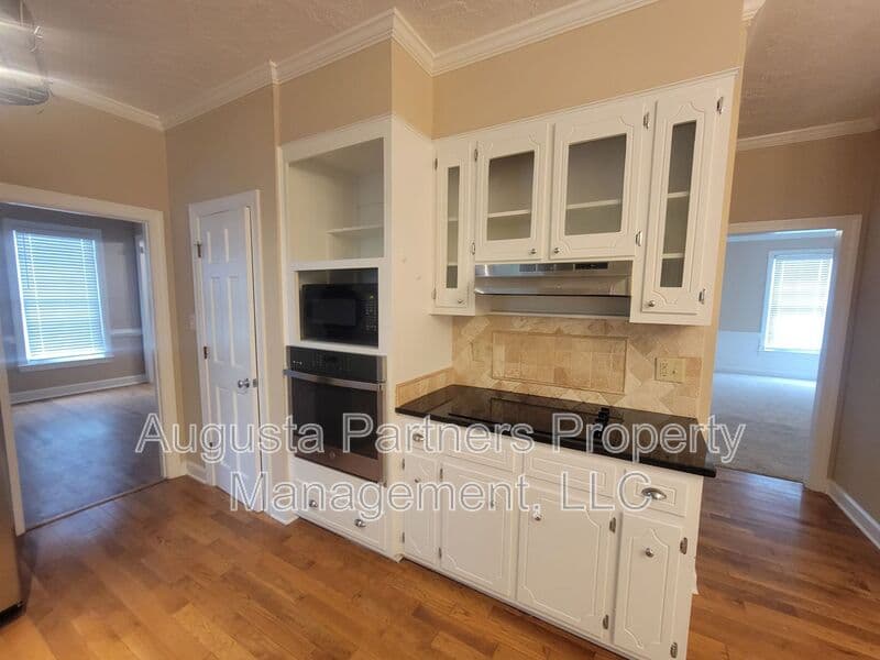 Martinez House: 288 Wakefield Ln S