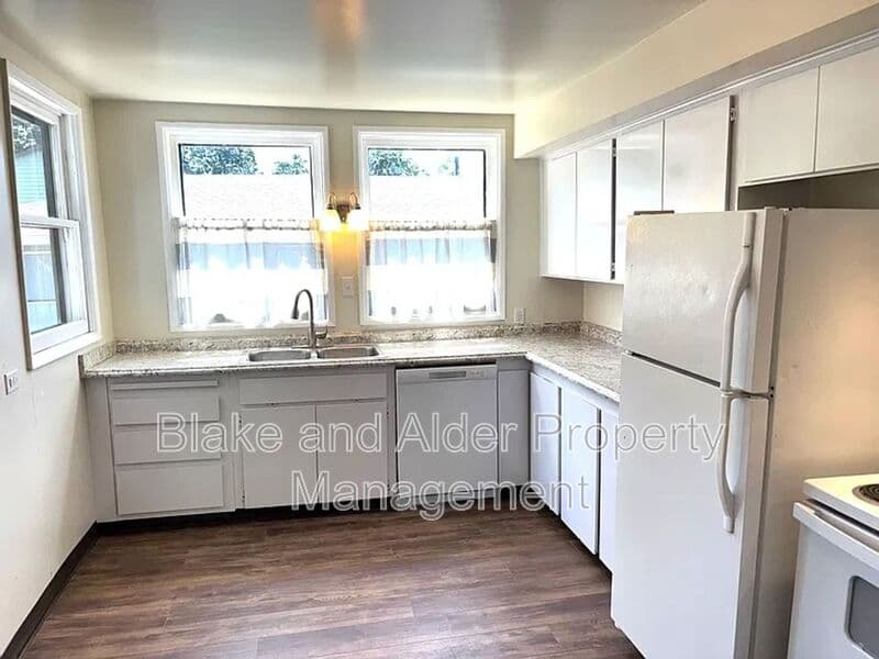 Gladstone House: 1425 Beverly Dr