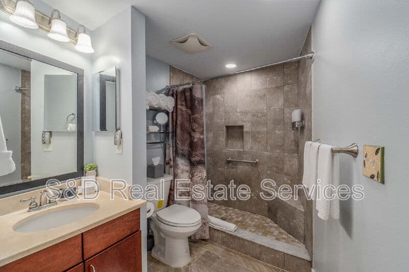 Lakeland House: 125 N Kentucky Ave