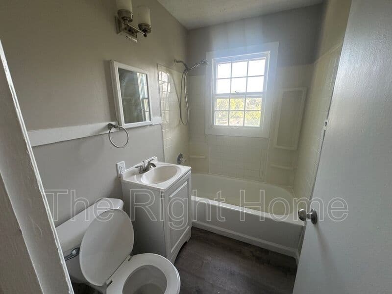 Omaha House: 6735 N 34th St