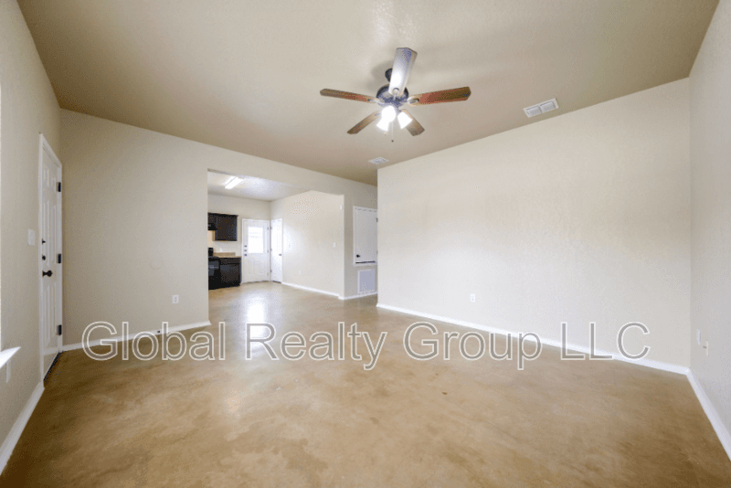 New Braunfels House: 161 S Krueger Ave