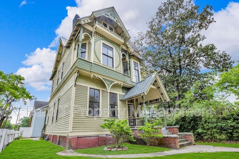 Savannah House: 201 W 37th St