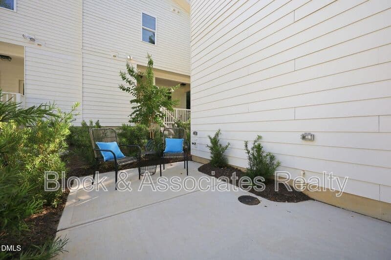 Raleigh House: 2813-103 Wilcox Place