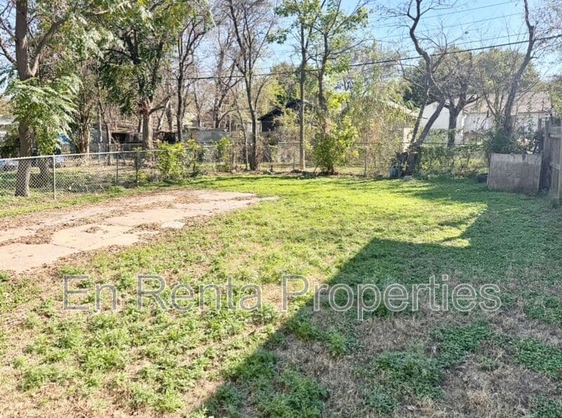 Ft Worth House: 541 Beddell St. W.