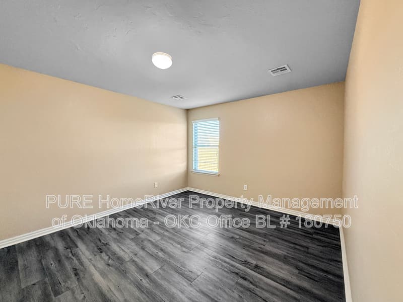 Yukon House: 10217 NW 24th Ter