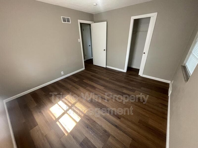 Saint Louis House: 7117 Forest Hill Dr