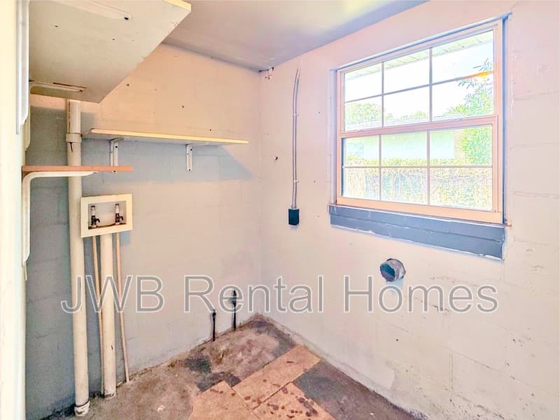 Jacksonville House: 4737 Sprite Rd