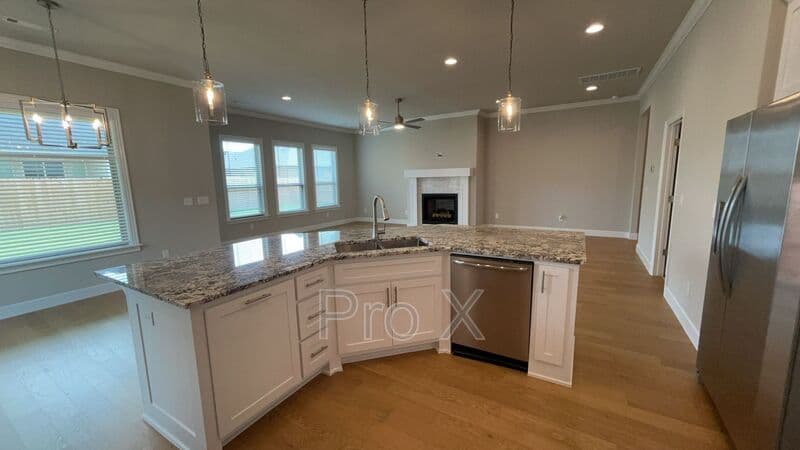 Pea Ridge House: 2408 Charles St