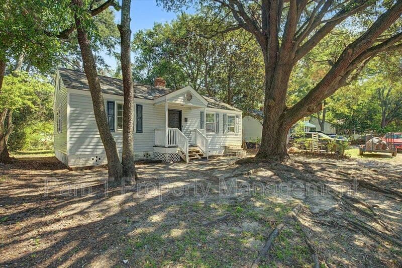 Savannah House: 1936 New Mexico St