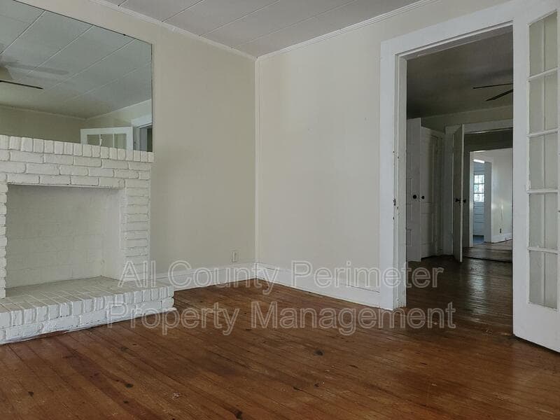 Macon House: 896 Dorothy St