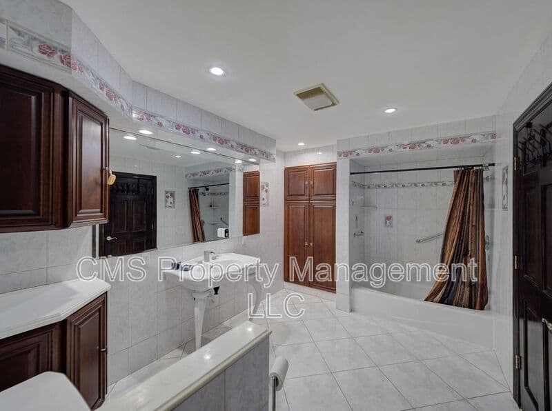 Morganville House: 17 Bauers Ln