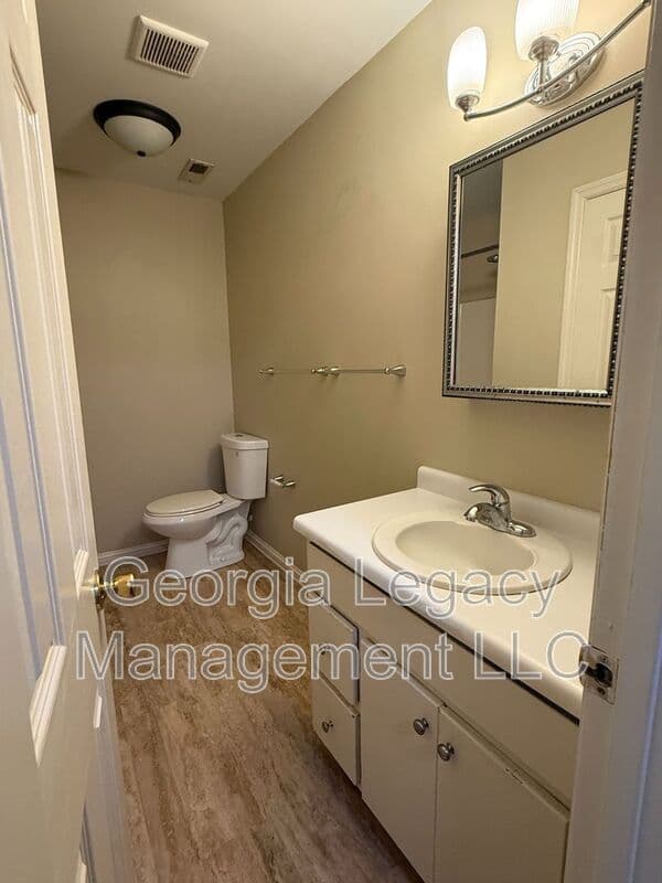 Commerce House: 62 Creekside Drive