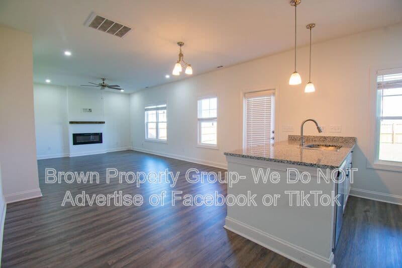 Raeford House: 157 Easy St