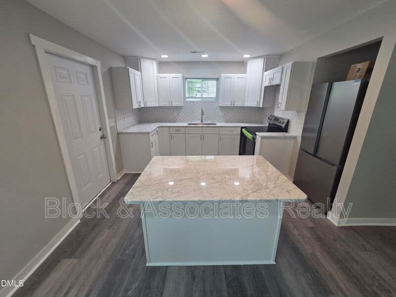 Wake Forest House: 523 E Nelson Ave