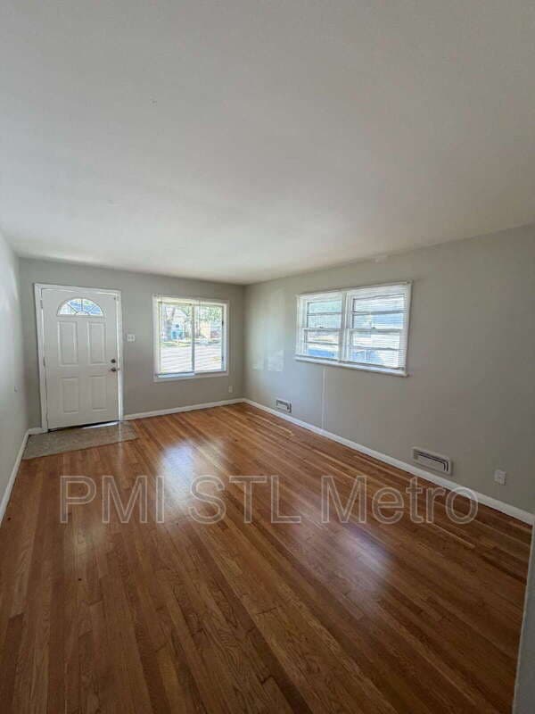 Saint Louis House: 9710 Balboa Dr
