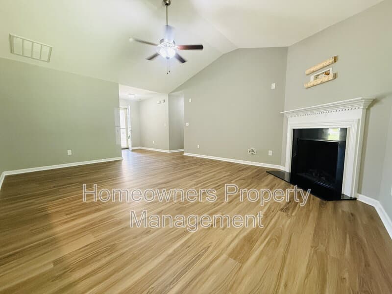 Raeford House: 152 Ladden Ln