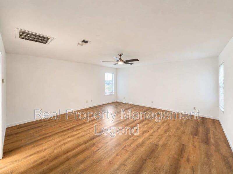 Benbrook House: 70 Legend Road