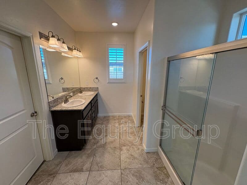 Visalia House: 3208 North Rova Ct