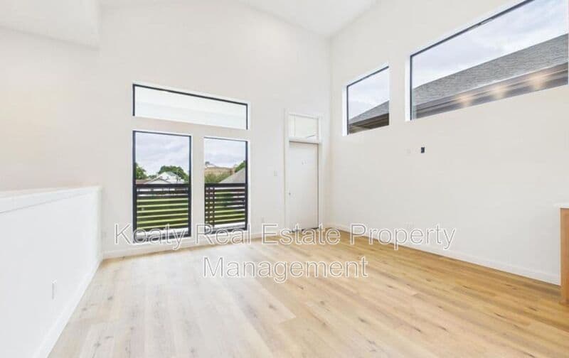 Lafayette House: 1120S Washington Street - Unit 201