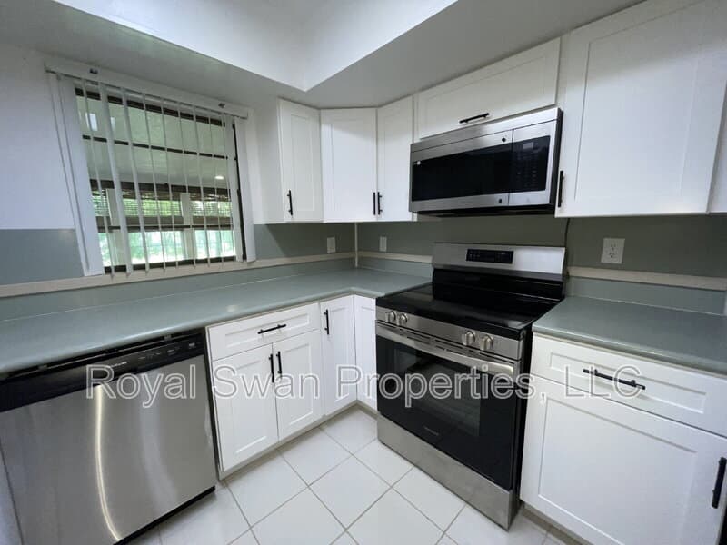Auburndale House: 222 Lakeview Drive