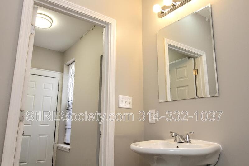 St. Louis Condo: 7615 S. Broadway #2F