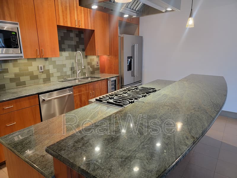 Bend Townhome: 16 SW Wall St