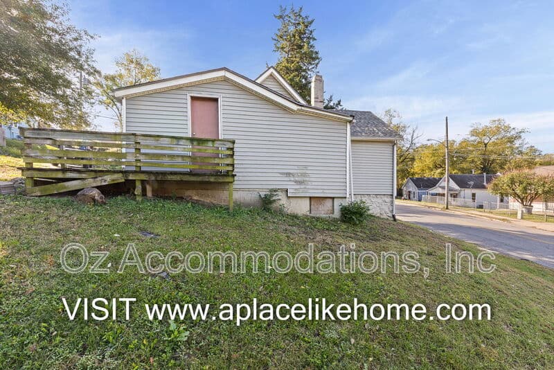 Kansas City House: 1501 N 29th St