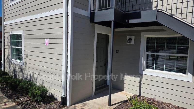 Lakeland Apartment: 915 Ariana St