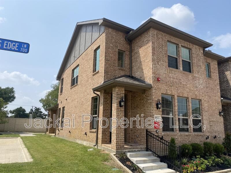 Euless Townhome: 801 Ponds Edge Lane