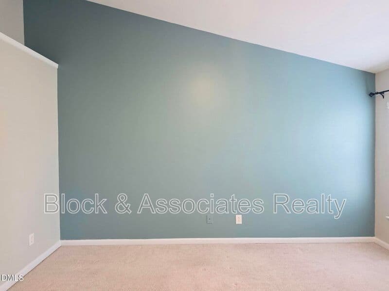 Cary Townhome: 124 Braeside Ct
