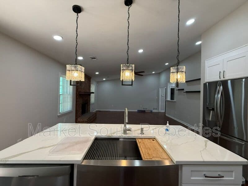 STONE MOUNTAIN House: 1239 AUTUMN HILL LANE