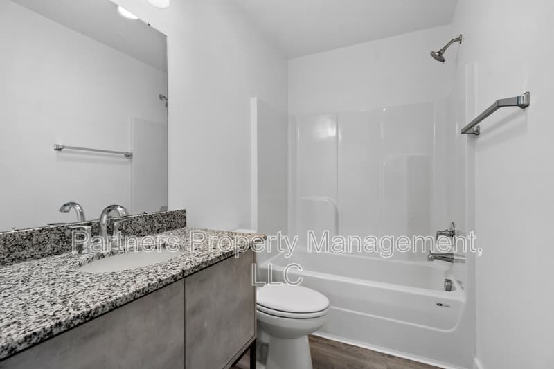 Centerton House: 881 Ventnor Avenue