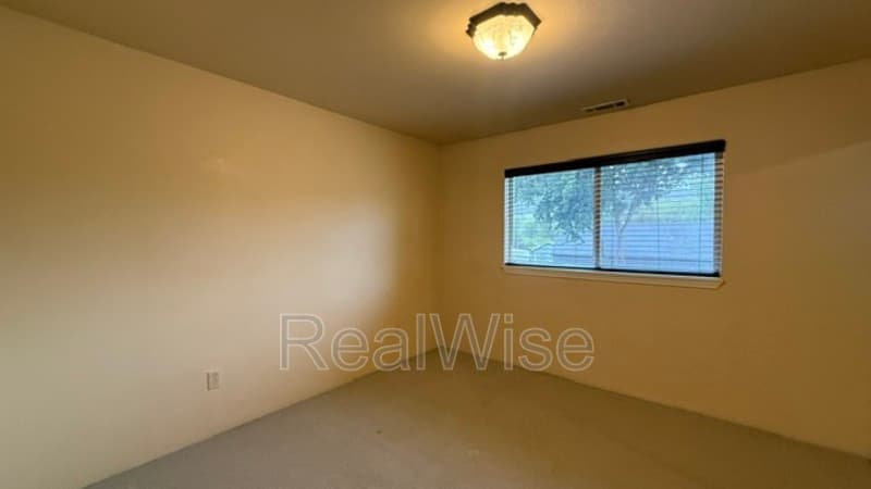 Roseburg Condo: 172 NE Rifle Range St