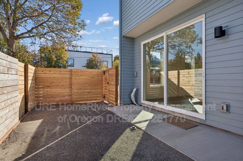 Portland Townhome: 2985 NE Emerson St