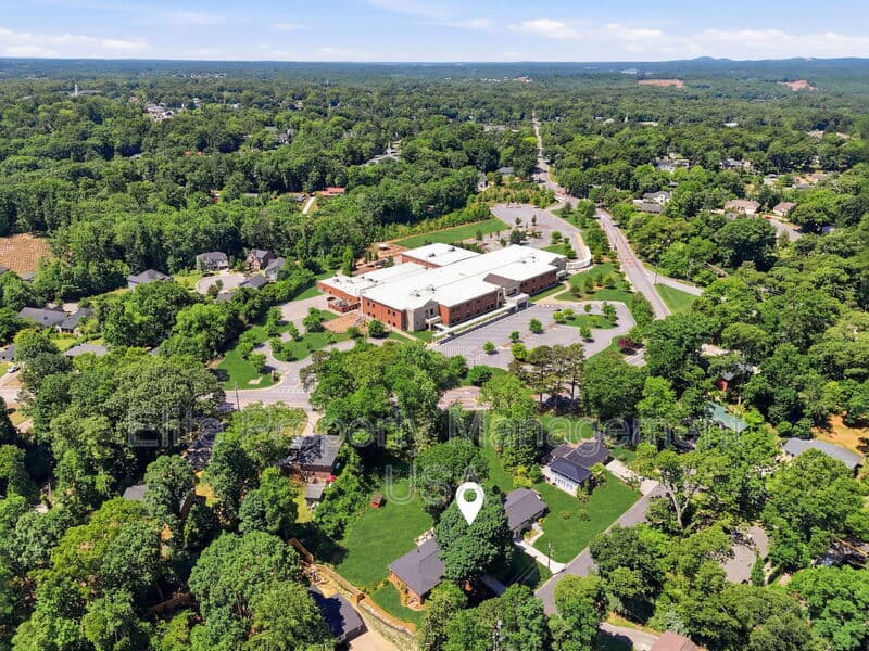 Gainesville House: 1338 Northwood Cir NE