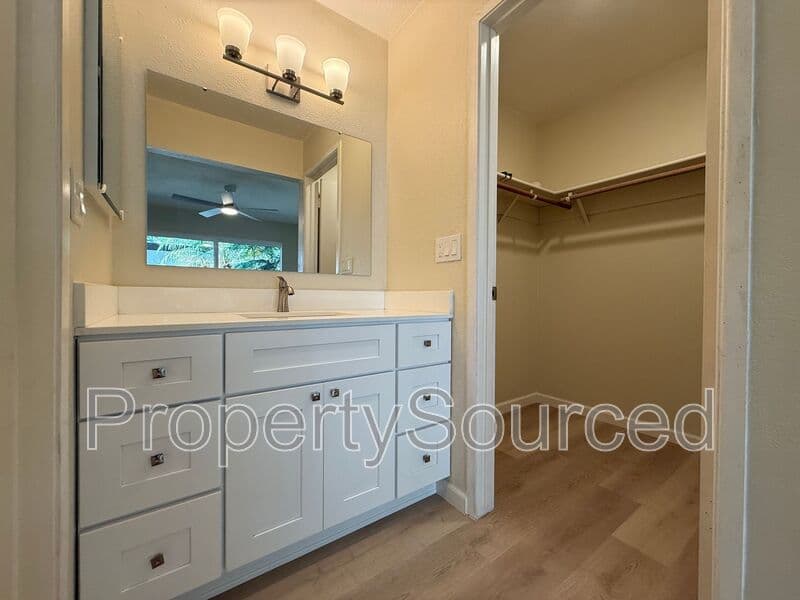 Modesto House: 317 De Vega Ct