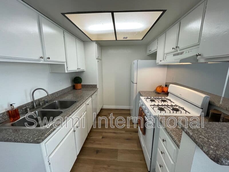 Bellflower Condo: 10030 Rosecrans Ave.