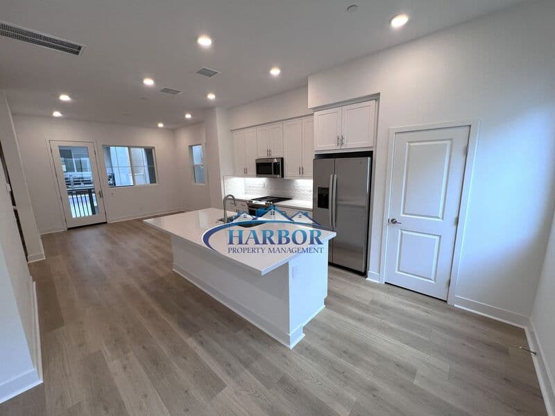 San Pedro Townhome: 1627 W Hornet Lane