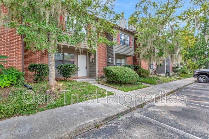 Summerville Townhome: 593 Travelers Blvd