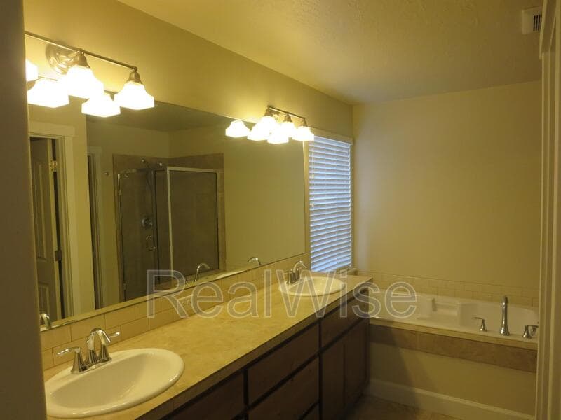 Bend House: 3006 NE Red Oak Dr