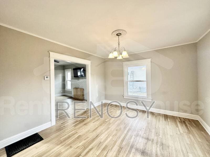 Des Moines House: 3114 School Street