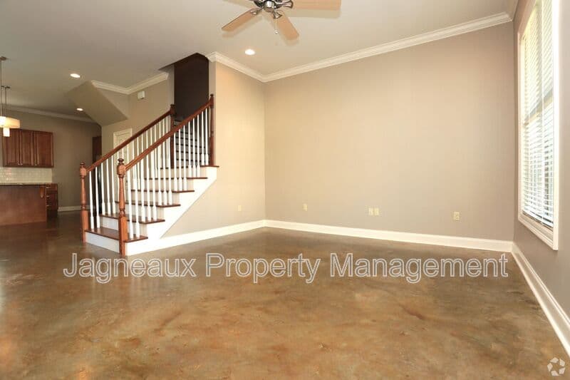 Lafayette House: 107 Hargrave Dr