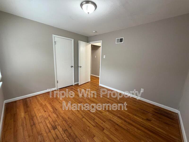 SAINT LOUIS House: 8004 MONROE AVE