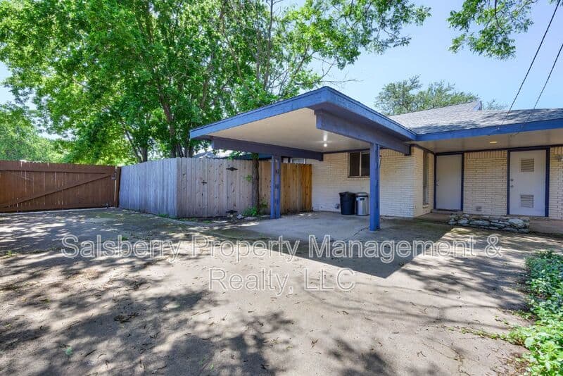 Fort Worth House: 4913 Westlake Drive