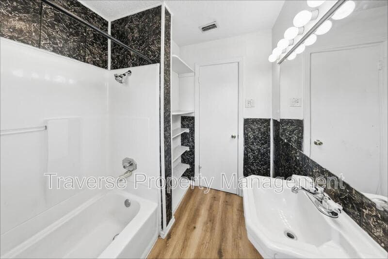 Haltom City House: 5025 Catalpa St