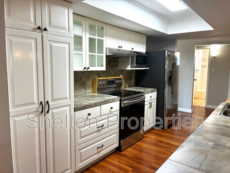 Tempe House: 523 E Malibu Dr