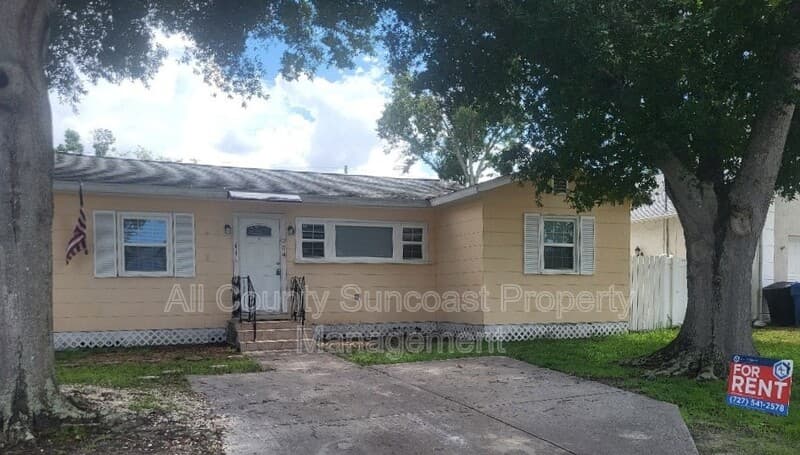 St.Petersburg House: 204 80th Ave N