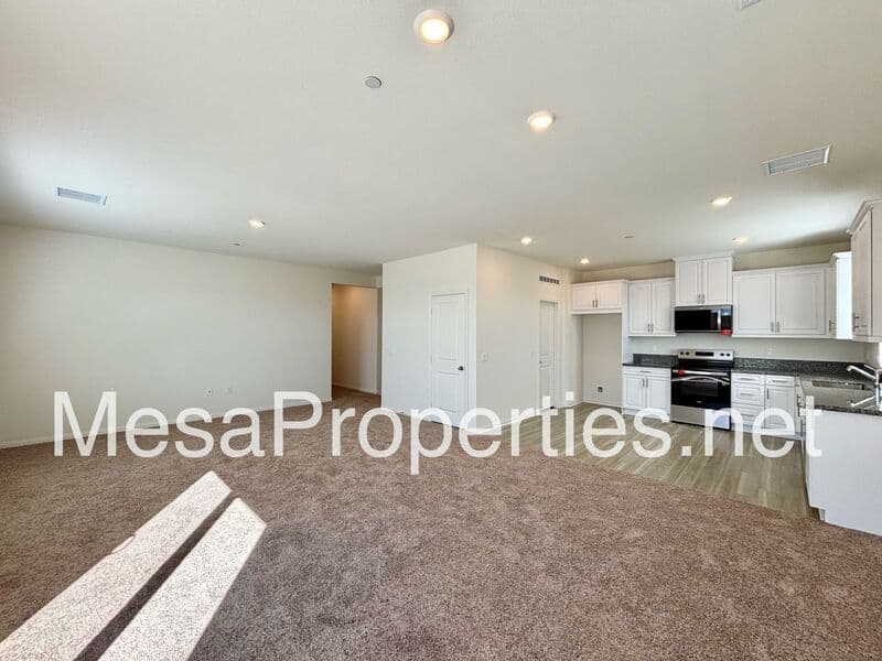 Victorville House: 10691 Sea Ace Place